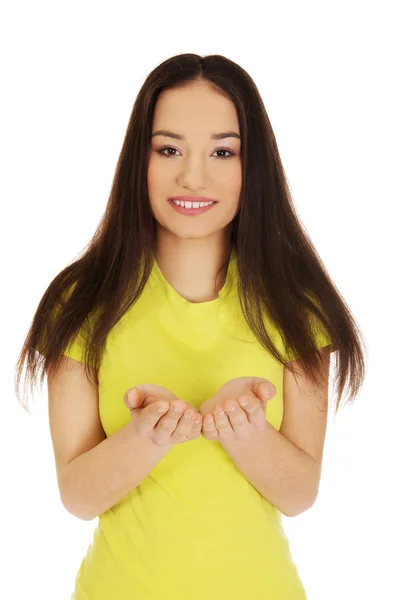 Frau hält etwas auf Handflächen. — Stockfoto