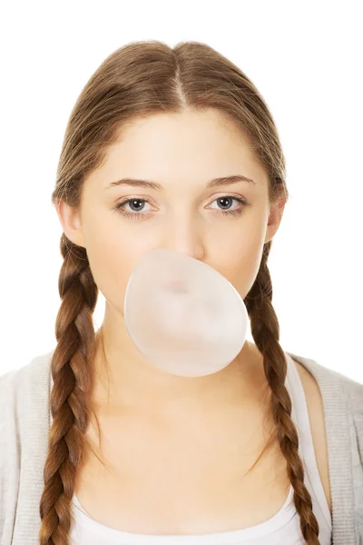Nastolatka kobieta co balon z gumy. — Zdjęcie stockowe