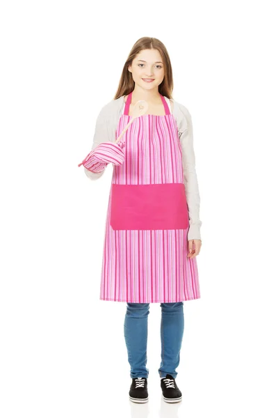 Feliz adolescente mujer usando delantal de cocina . —  Fotos de Stock