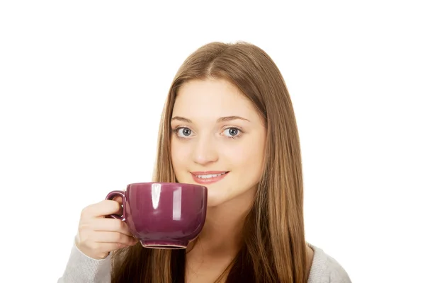 Tenåringskvinne med en kopp te . – stockfoto