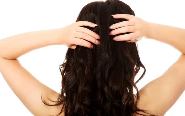 Schöne Frau, die ihre Haare berührt. — Stockfoto