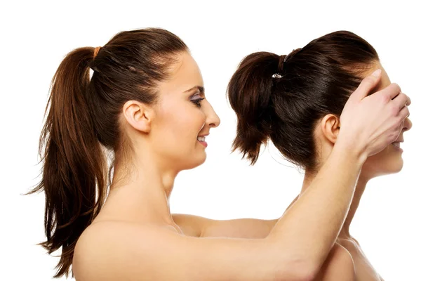 Woman covering friends eyes. — Stock Photo, Image