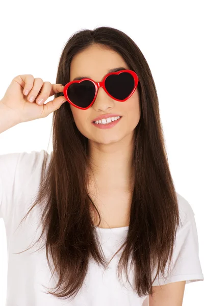 Tonåriga kvinna med solglasögon. — Stockfoto