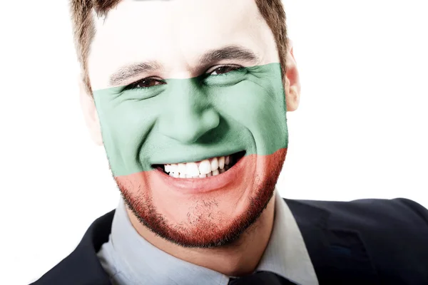 Счастливый человек с флагом Болгарии на лице . — стоковое фото