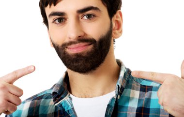 Genç adam onun bir gülümseme gösterilen.