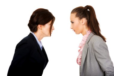 İki kızgın businesswomans yüz yüze.