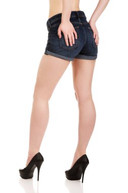 kot şort üstsüz kadın.