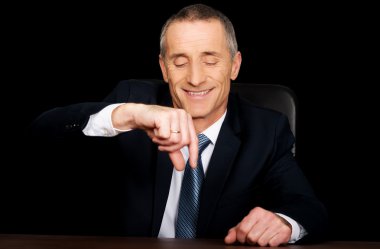 küçük boyutlu gösterilen Office iş adamı