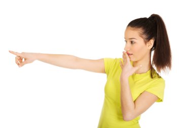 şok kadın bir kenara işaret.