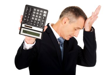 bir hesap makinesi tutan depresif iş adamı