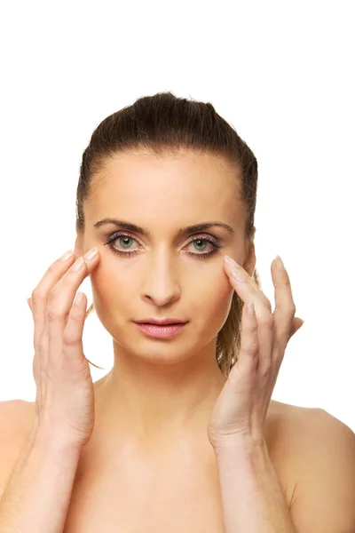 Mujer spa con maquillaje tocando su cara . —  Fotos de Stock