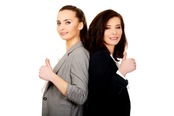 Zwei Geschäftsfrauen mit erhobenem Daumen. — Stockfoto