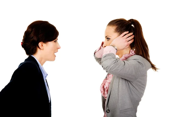 Empresária gritando com seu parceiro . — Fotografia de Stock