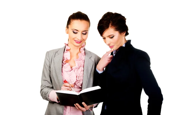 İki businesswomans birbirinden ile tartışıyor. — Stok fotoğraf