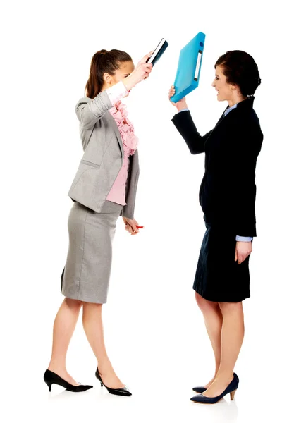 Θυμωμένος γυναίκες επιχειρηματίες που αγωνίζονται με τους συνδετικά. — Φωτογραφία Αρχείου