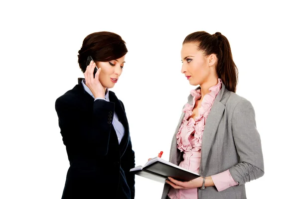 Twee businesswomans met elkaar te bespreken. — Stockfoto