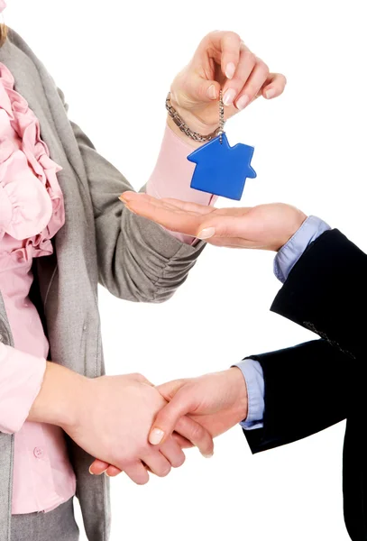 Geschäftsfrau gibt ihrem Partner einen Schlüssel. — Stockfoto