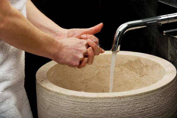 Vrouw die haar handen schoonmaken. — Stockfoto