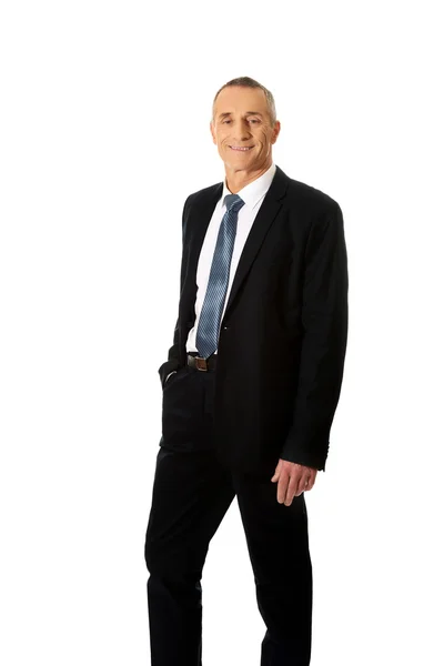 Smiling businessman with hand in pocket — Stock Photo, Image