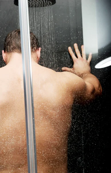 Hombre guapo en la ducha . — Foto de Stock