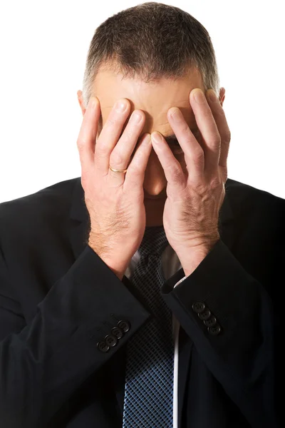 Porträt eines gestressten Geschäftsmannes, der sein Gesicht verhüllt — Stockfoto