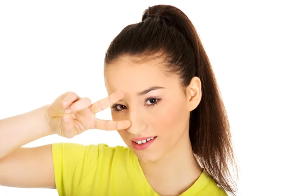 Mujer joven mostrando signo de victoria . — Foto de Stock