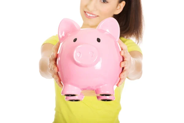 Mulher feliz segurando piggybank . — Fotografia de Stock