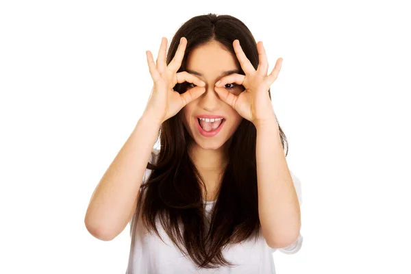 Jonge vrouw doet het perfecte teken op oog. — Stockfoto