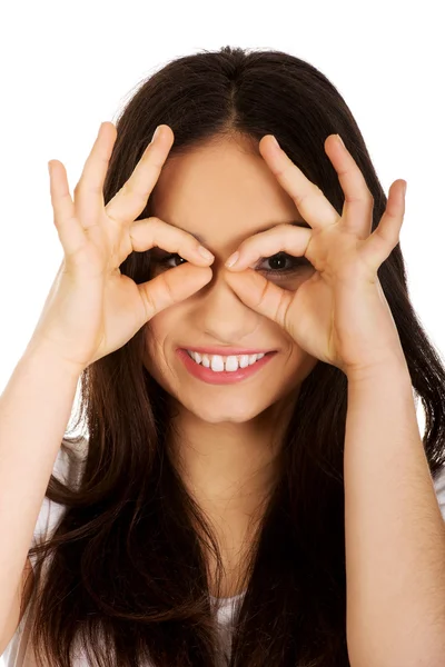 Junge Frau macht das perfekte Zeichen auf Auge. — Stockfoto