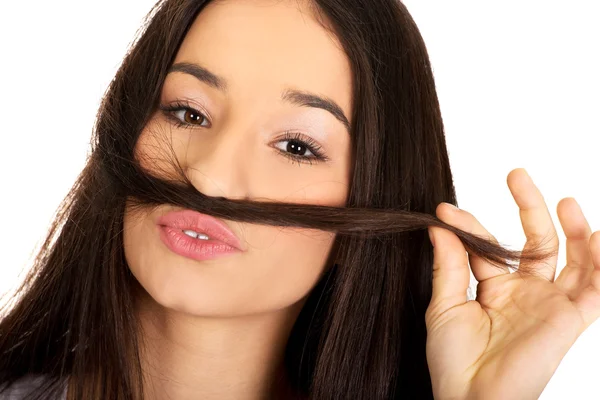 Adolescente mujer poniendo pelo como bigote . — Foto de Stock