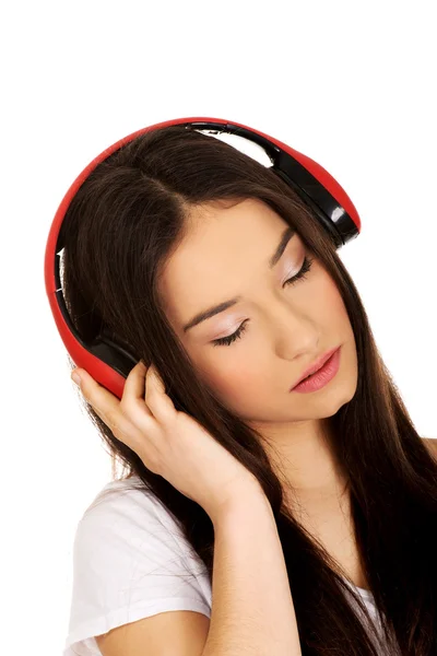 Rock kvinna med hörlurar lyssna på musik. — Stockfoto