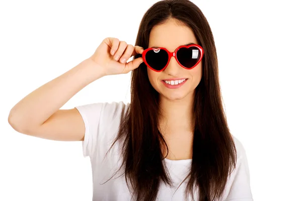 Femme adolescente avec des lunettes de soleil . — Photo