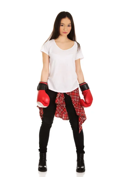 Mujer joven con guantes de boxeo . — Foto de Stock