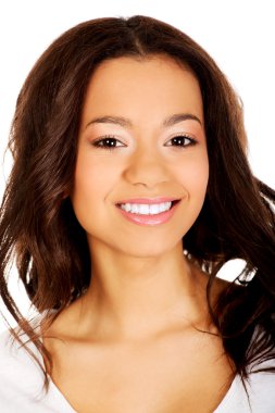 güzel dişlek gülümseyen kadın.