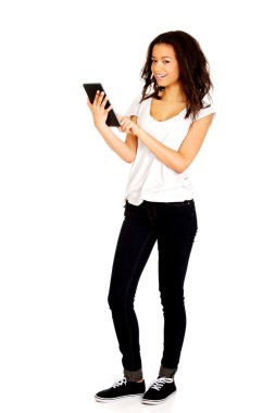 Tablet bilgisayar kullanan kadın.