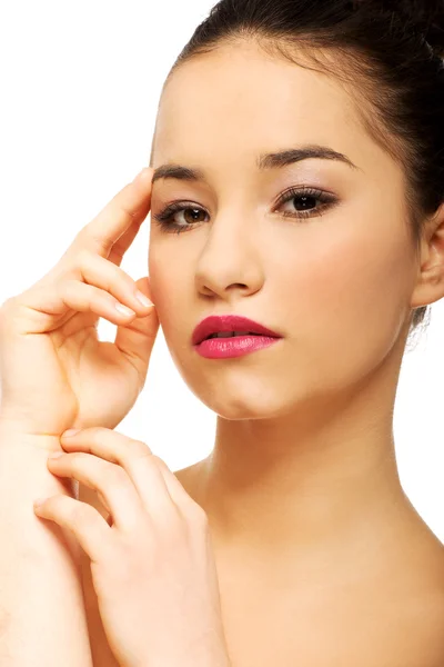 Mujer con maquillaje completo tocando la cara . — Foto de Stock