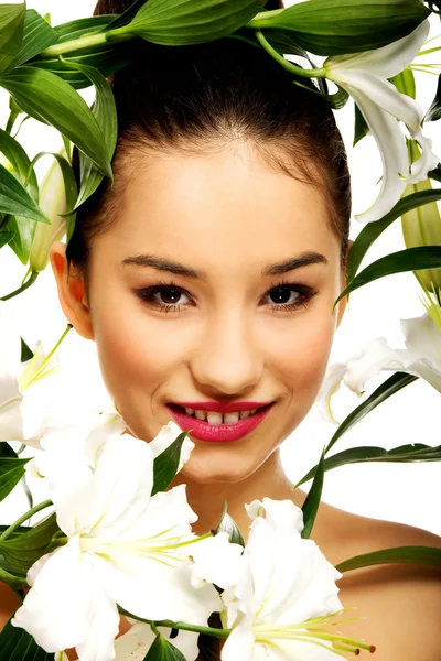 Bellezza viso di una donna con fiori . — Foto Stock