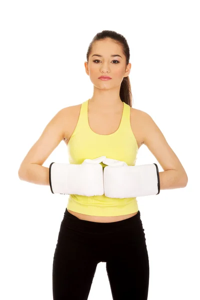 Mulher fitness vestindo luvas de boxe . — Fotografia de Stock