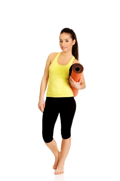 Fitness woman ready holding yoga mat. — Stock Photo, Image