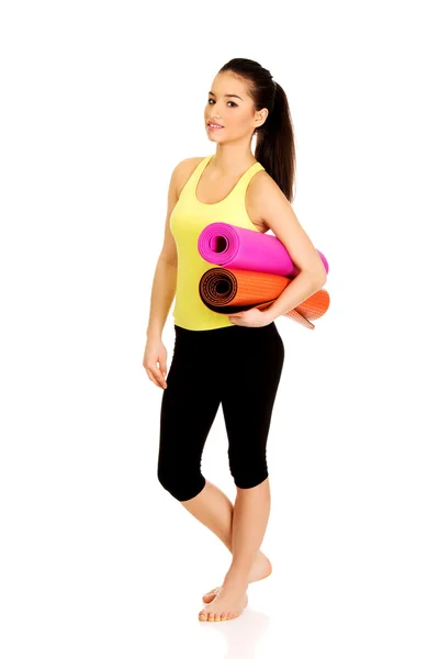 Fitness vrouw klaar houden matten van de yoga. — Stockfoto
