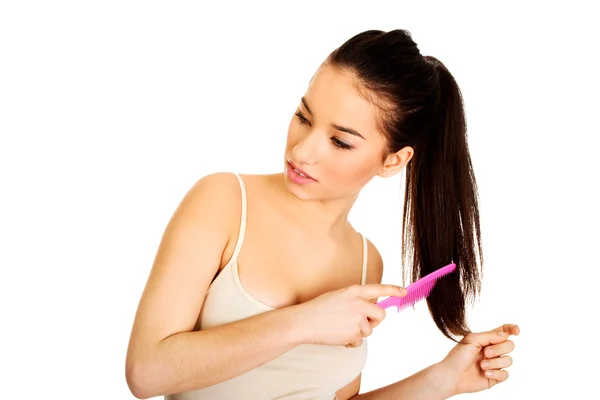 Mooie vrouw kammen haar haren. — Stockfoto