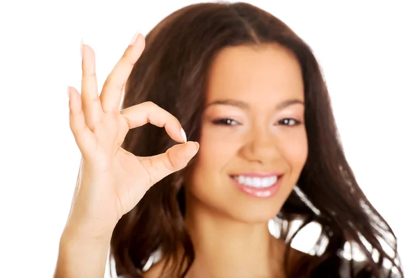 Junge Frau zeigt perfektes Zeichen. — Stockfoto