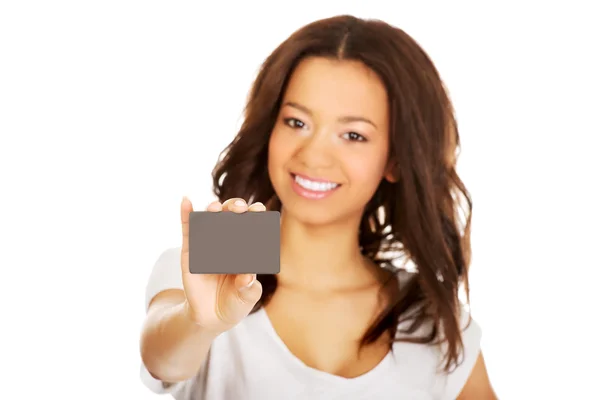 Happy woman holding a card. — Stock Photo, Image