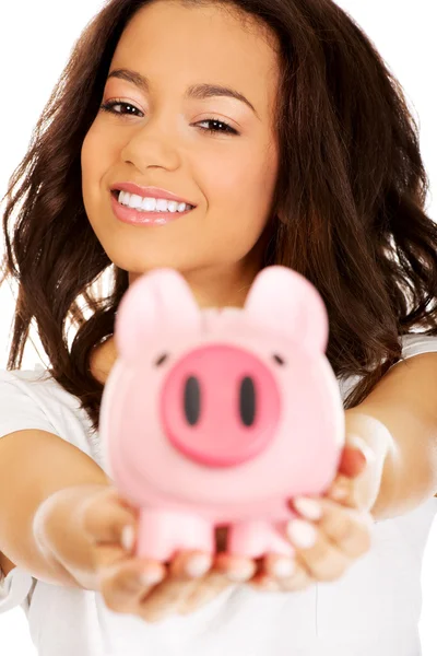 Afrikanerin mit Sparschwein. — Stockfoto