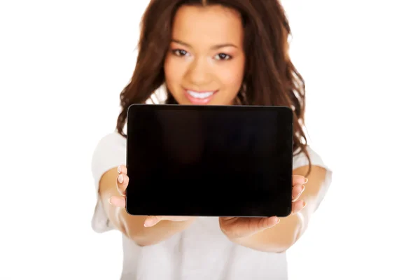 Mujer mostrando tableta ordenador . — Foto de Stock