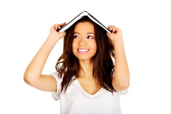 Studente donna con un libro sulla testa . — Foto Stock