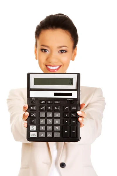 Femme d'affaires souriante avec une calculatrice . — Photo