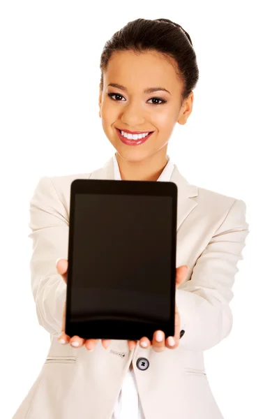 Mujer de negocios mostrando la tableta . — Foto de Stock