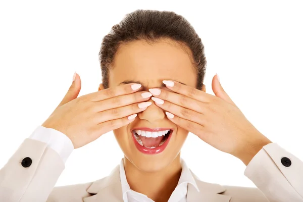 Empresária chocada cobrindo olhos com as mãos . — Fotografia de Stock