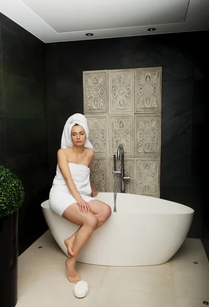 Mujer hermosa sentada en la bañera . —  Fotos de Stock